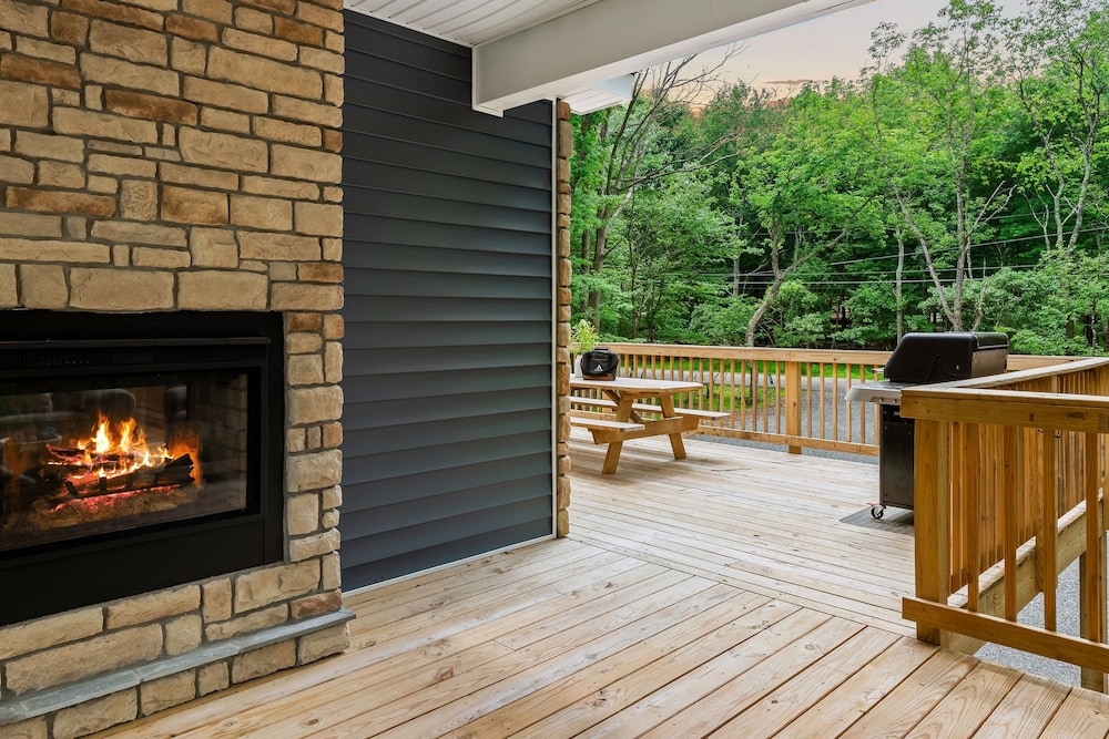 Bluejay Getaway by Avantstay Walk to Lake 7bdr Hot Tub Pool Table