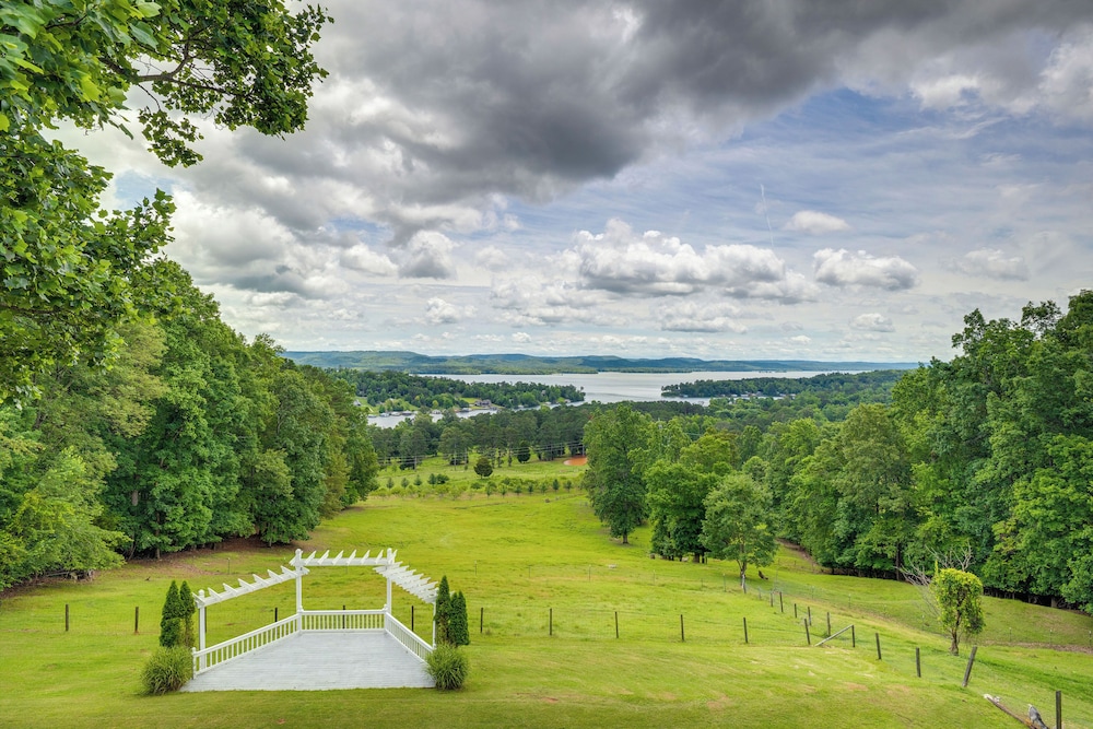 1 Mi to Lake Guntersville: Scenic Condo Retreat!