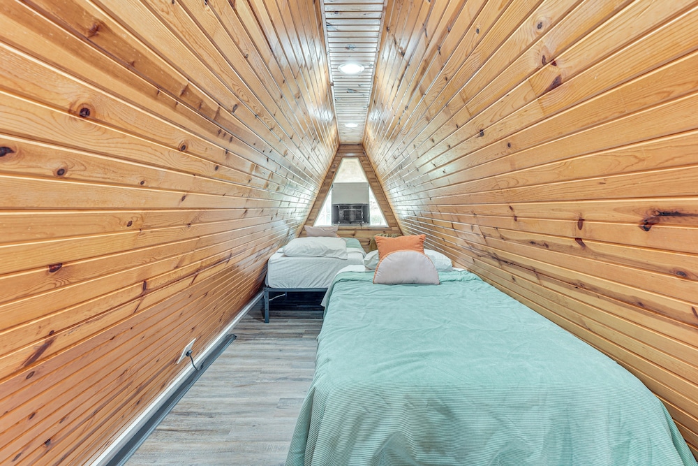 Cozy Cabin w/ Deck & Boat Launch Access in Lampe!
