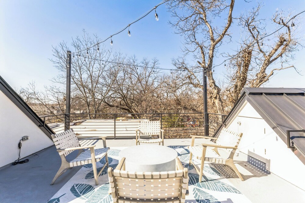 Chic Austin Getaway Brand New w/ Rooftop Patio! - Image 3