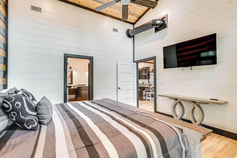Near New Casino: Broken Bow Cabin w/ Hot Tub view 4