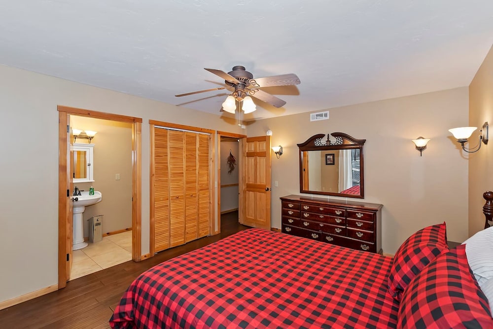 Big 10 Luxury Cabin with HotTub