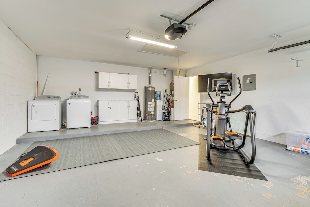 7 Mi to Gatorland: Retreat w/ Pool & Elliptical