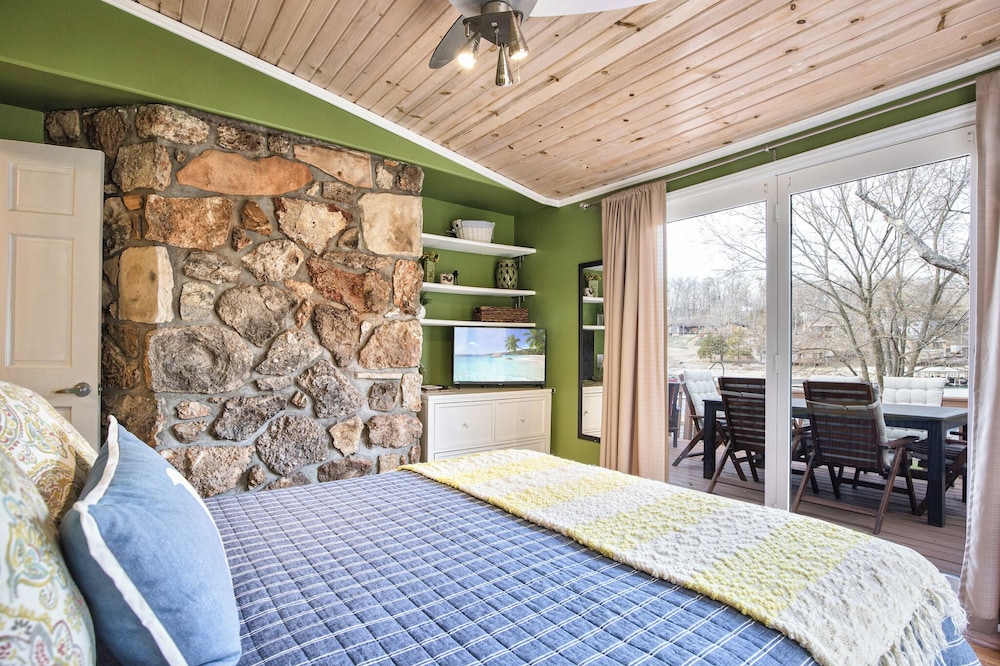 Lakefront Oasis With Skylights & Covered Boat Slip For Extra Adventure