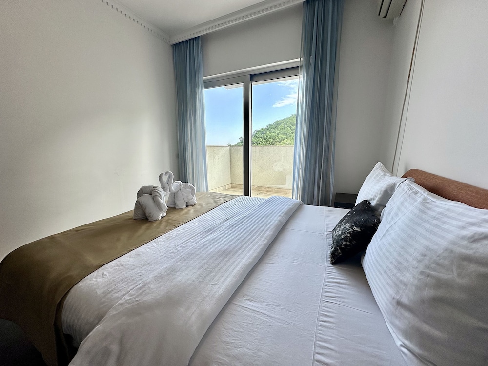 Guest House West Gate