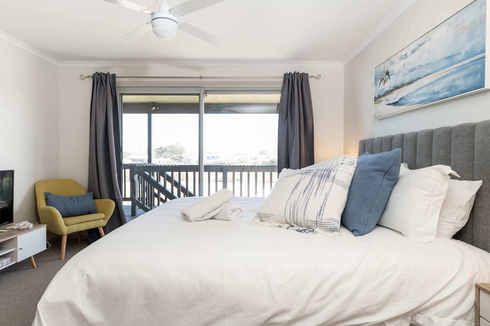 Large Upstairs Family Stay Near Middleton Beaches