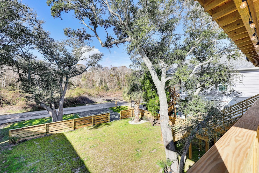 3 Blocks to Beach Access: Coastal Carolina Apt