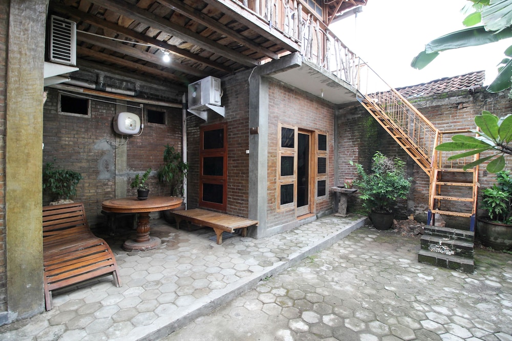 RedDoorz near Rumah Sakit Wirosaban view 2