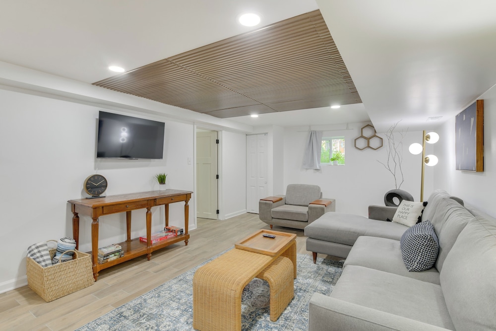 2 Mi to Logan Square: Pet-friendly Unit w/ Yard!