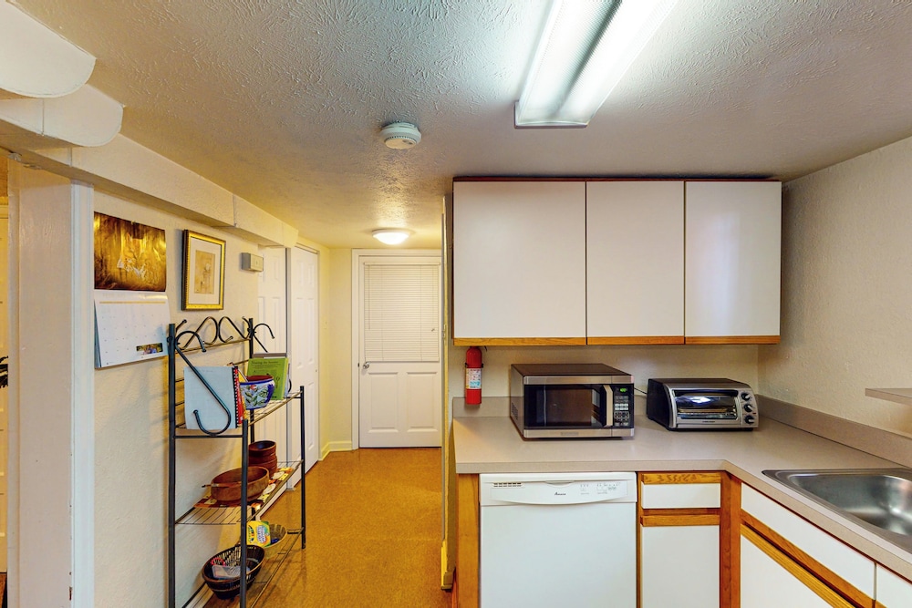 Elati Guesthouse: Walkable Home in Arts District