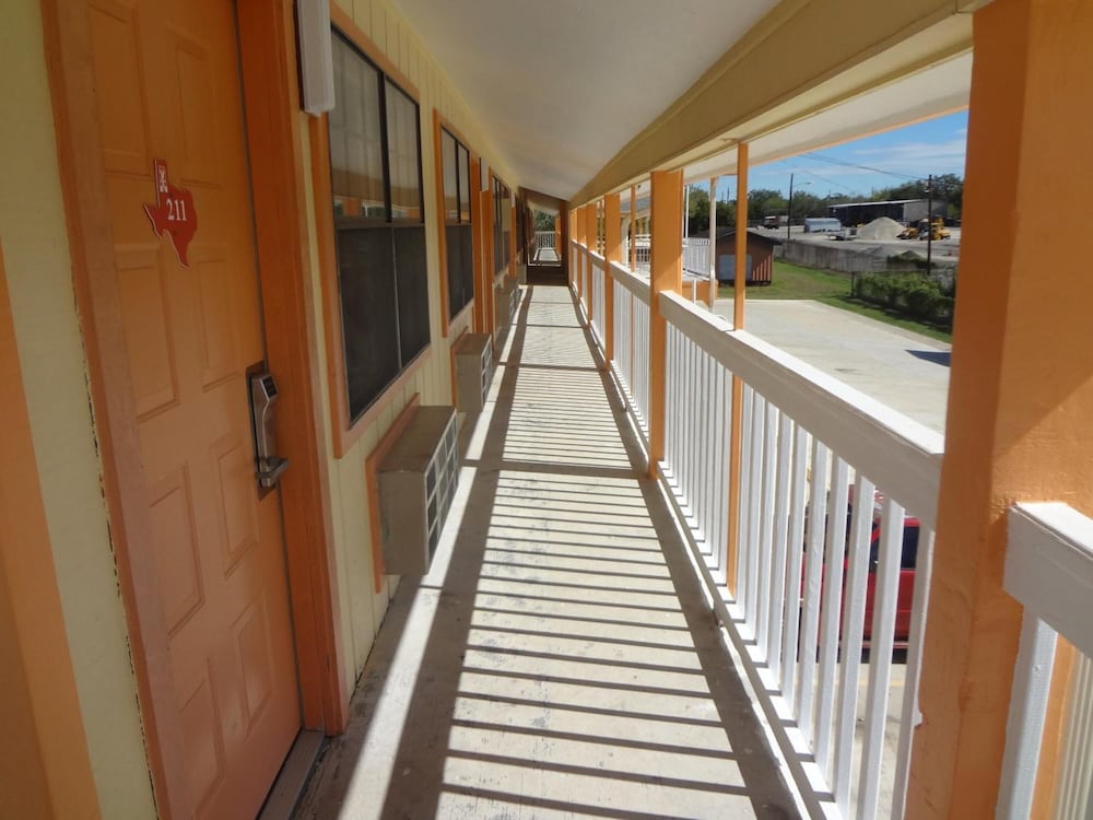 Antlers Inn - Property Image 13