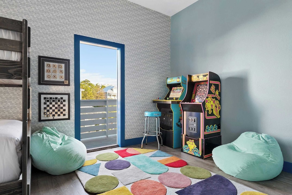 Sleeps 18! 7bdr, Backyard Pool, Walk to Beach Miramar Beach Jewel by Avantstay