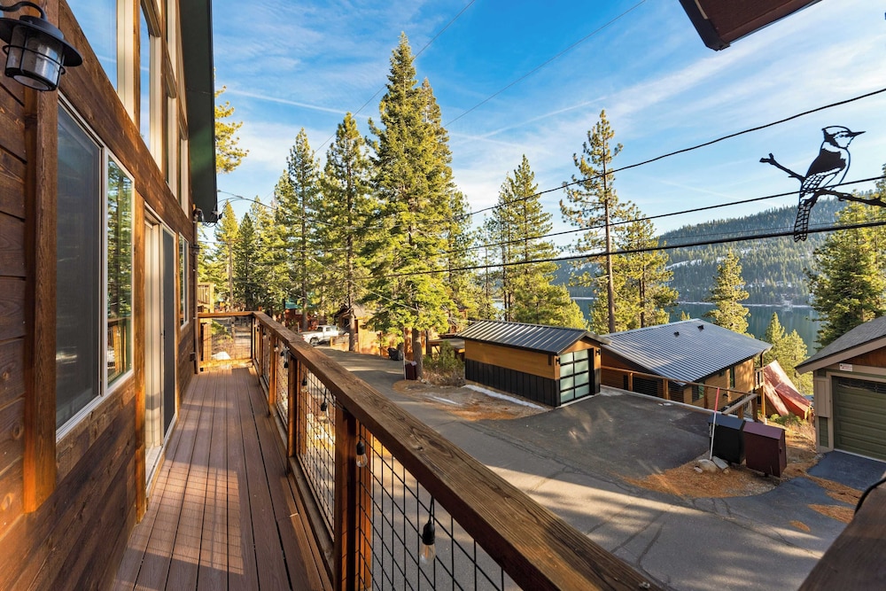 Denton by Avantstay Hot Tub, Deck w/ Fire Pit Near Skiing & Lake!