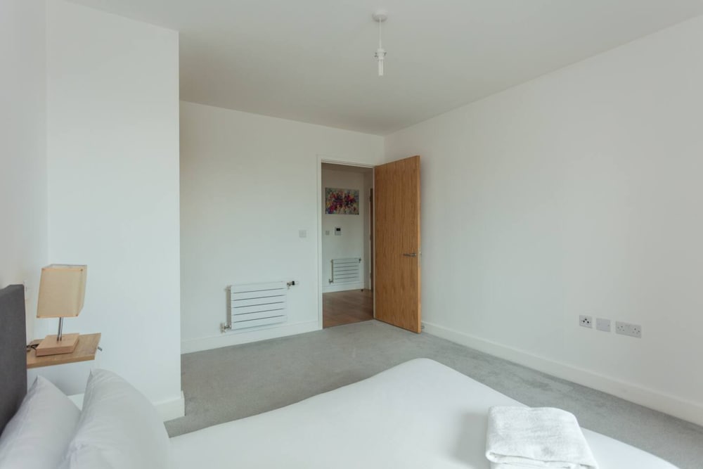 Contemporary 1 Bedroom Apartment in Canning Town With Balcony