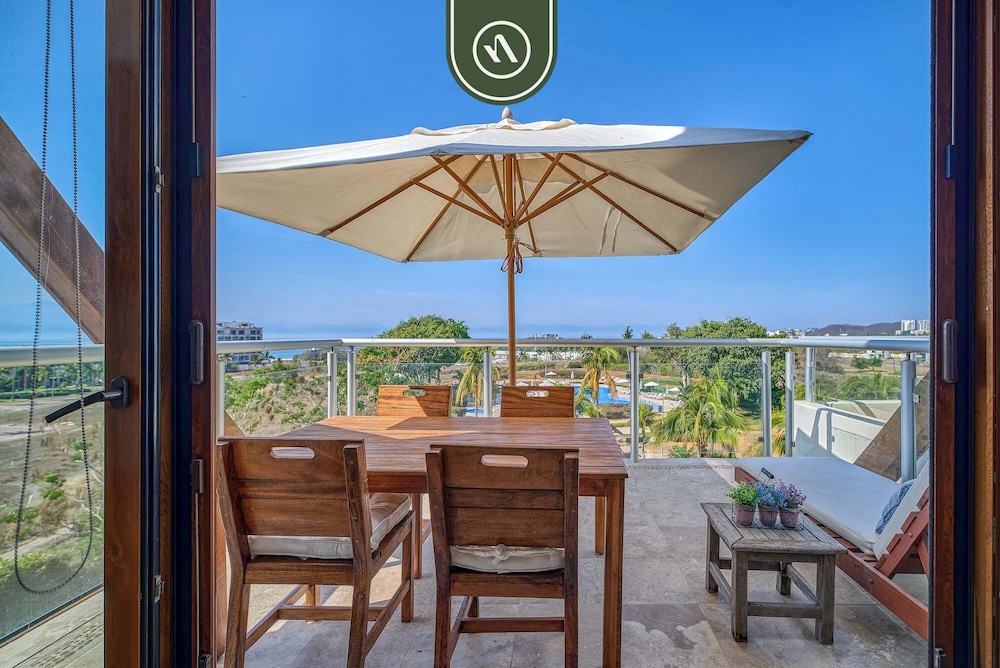 Oceanfront 3BR Condo With Beach Club - Pool
