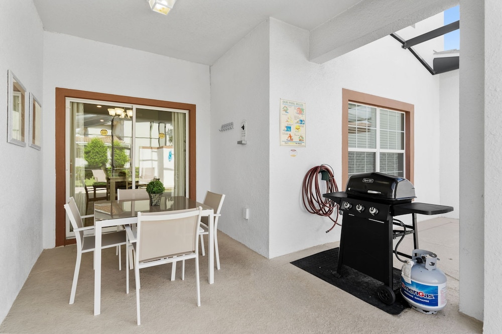 4BR Townhome With Pool at Storey Lake
