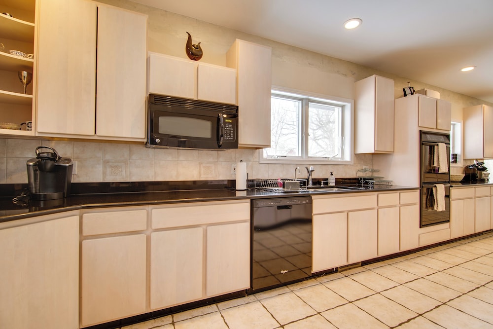 Hot Tub & Sauna: Hoffman Estates Villa in Elgin!