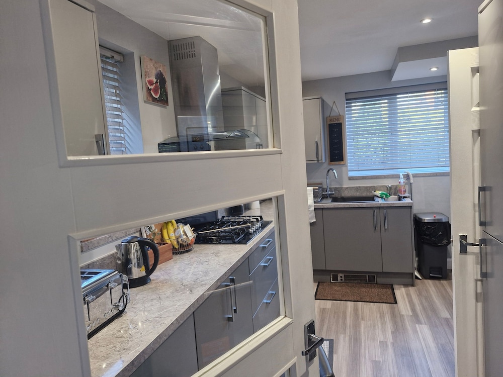 Beautiful Wythenshawe Home Near Airport With Garden & Parking Sleeps 5