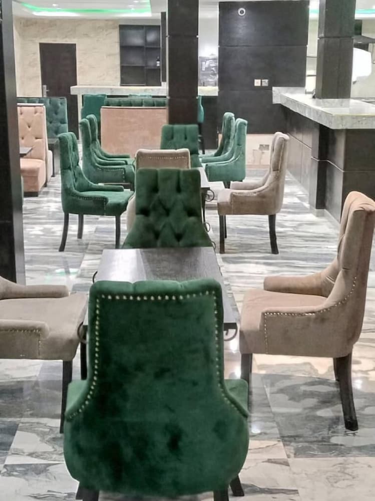 London Branch Hotel and Restaurant view 2