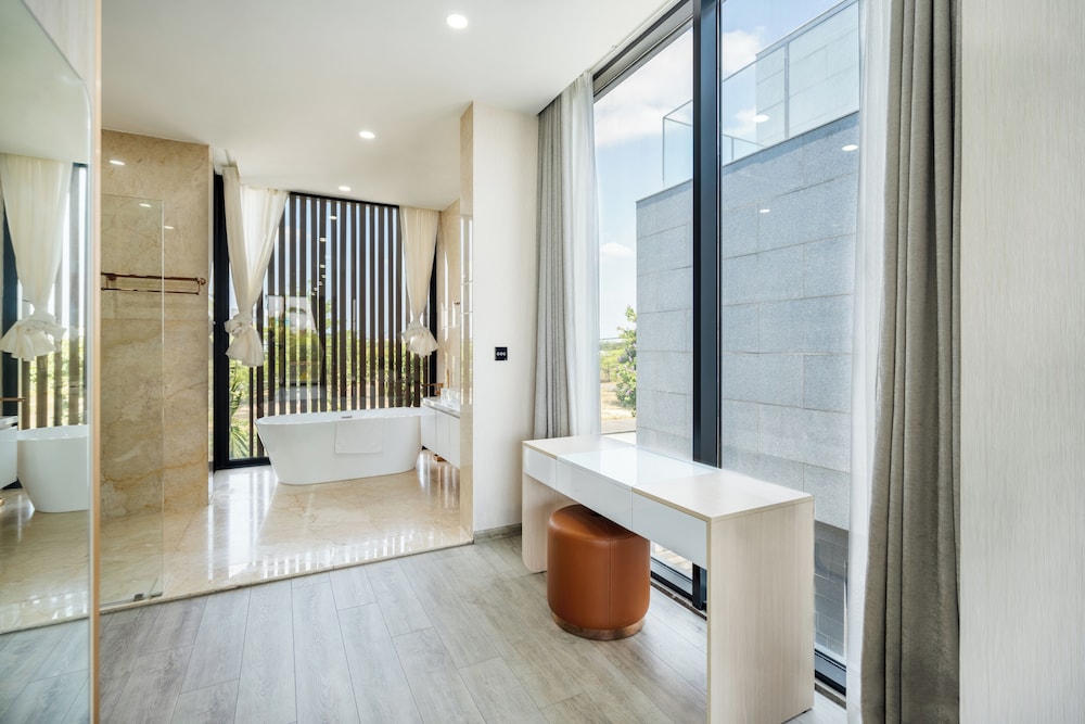 Deluxe Riverfront Pool Villas Danang