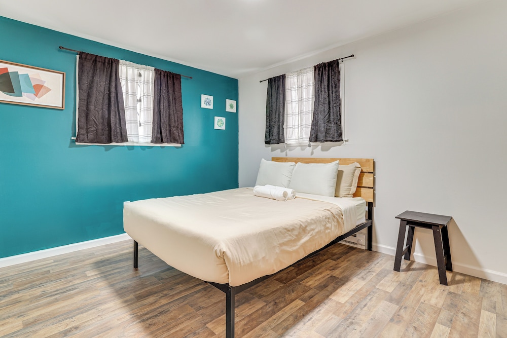 Theater, Game Room & Lake Access: Pocono Retreat