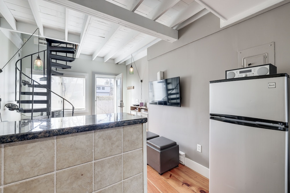 Walk to Beach: Charming Condo in Provincetown!