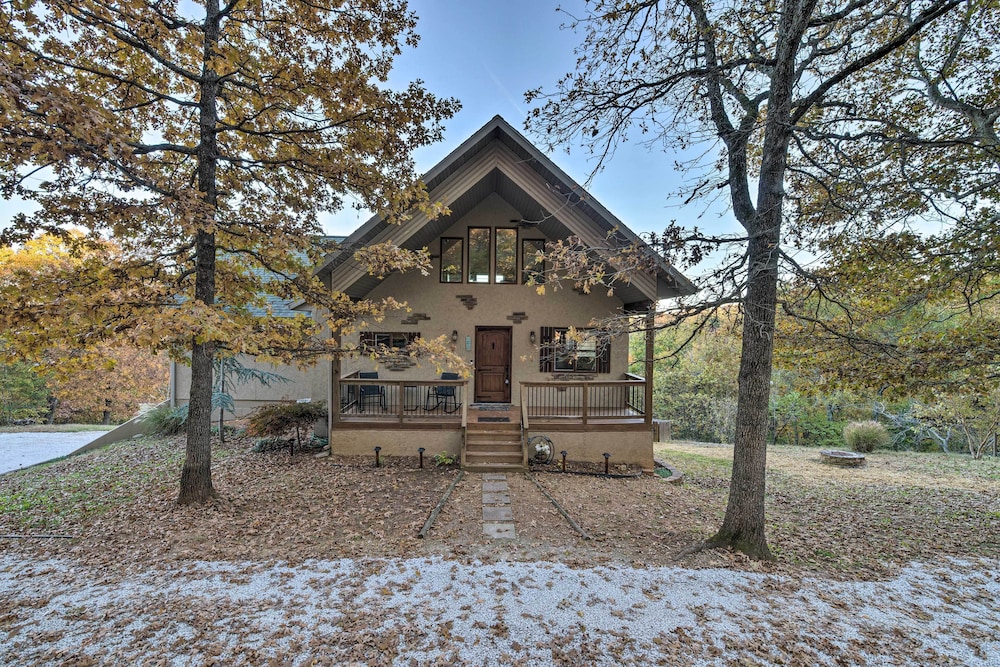 Pet-friendly Branson West Lodge w/ Hot Tub!