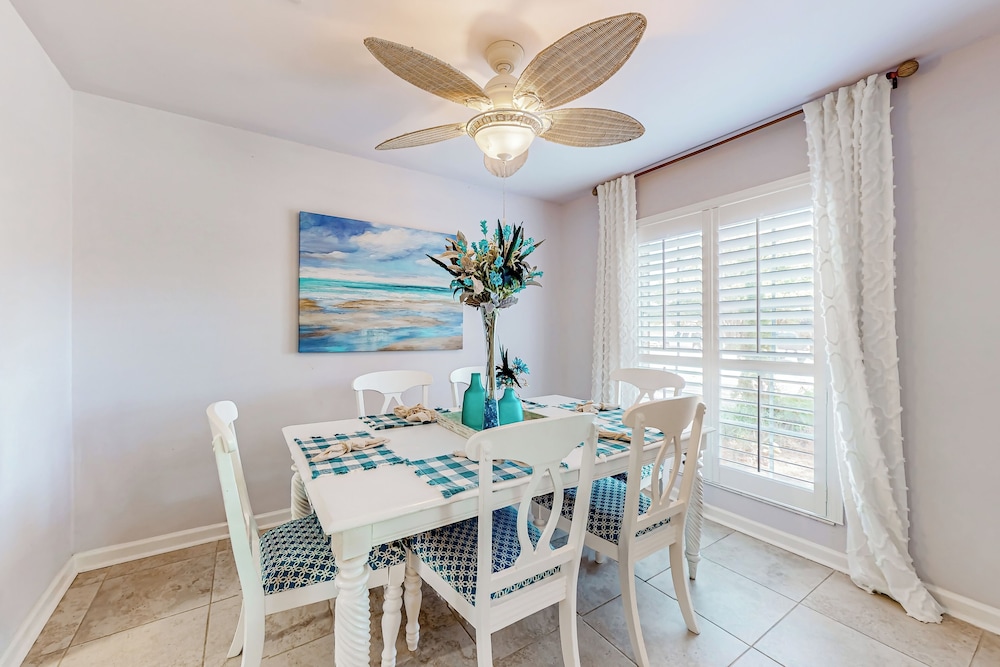 3BR Next to Park w/ Large Yard, AC & W & D