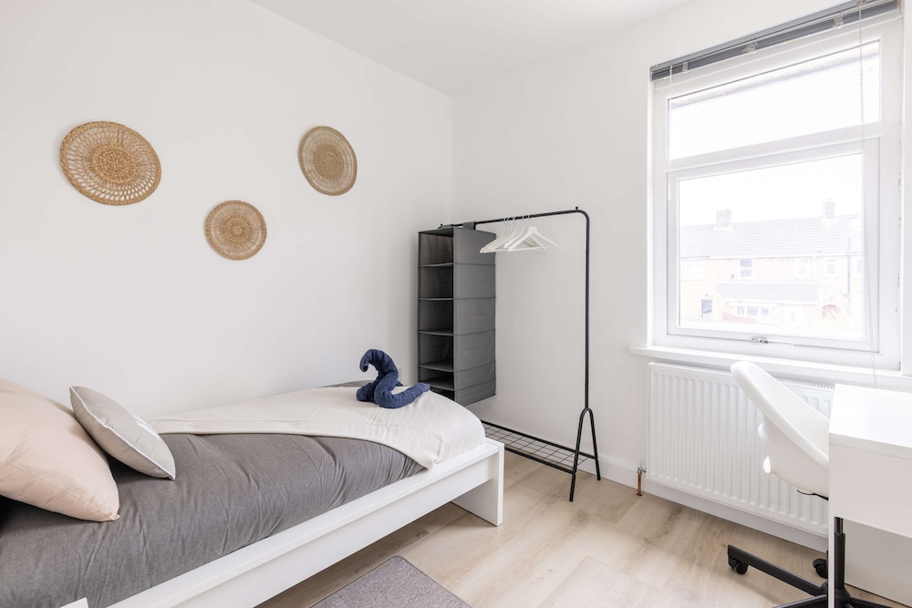 Free Parking - 4 Bedroom House