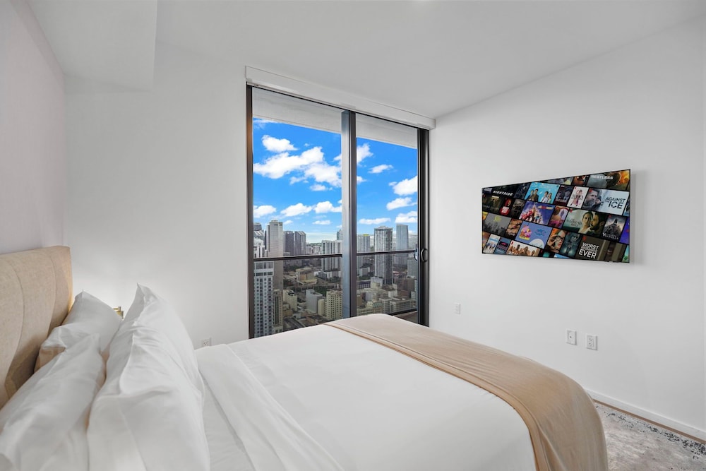 Bayside Apt with Stunning City Views