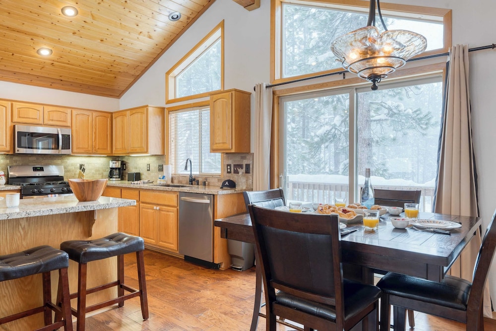 Cabin Retreat w/ Hot Tub & Fireplace - Near Northstar and Downtown Truckee