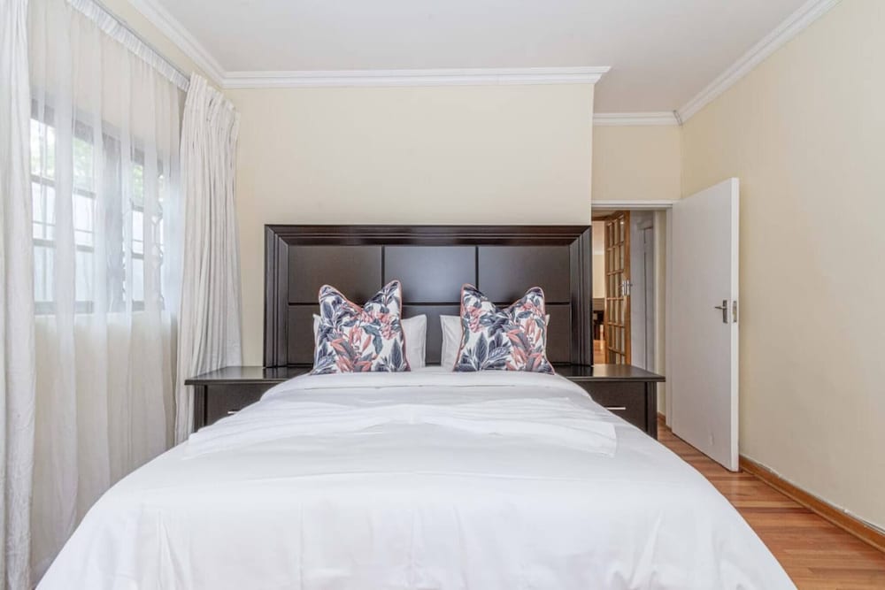 Super Spacious Fun Home! With Pool, Den and Bar
