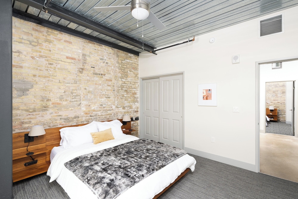 Brewery District Apartment Near Fiserv with Rooftop, Gym, and Parking