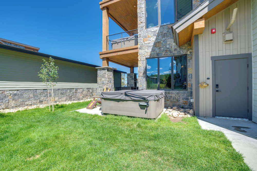 Modern Elk Creek Condo w/ Hot Tub & Heated Floors
