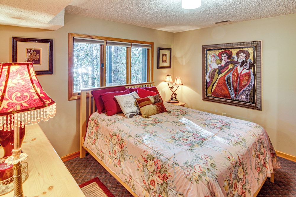 Festive Lakefront Escape: Blue Ridge Holiday Home