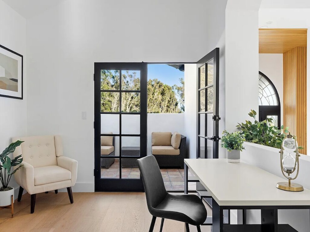 Villa Costera - Tree-lined Tranquility: 3-level Entertainer's Dream