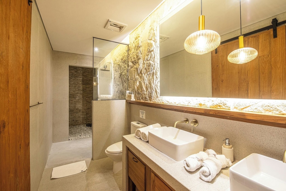 Chic 4-br Villa in Central Seminyak, Beach 5 Mins