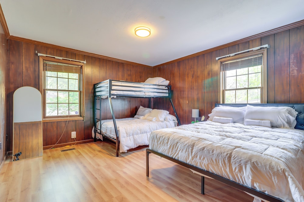7 Mi to Downtown: Cozy West Toledo Apt w/ Yard