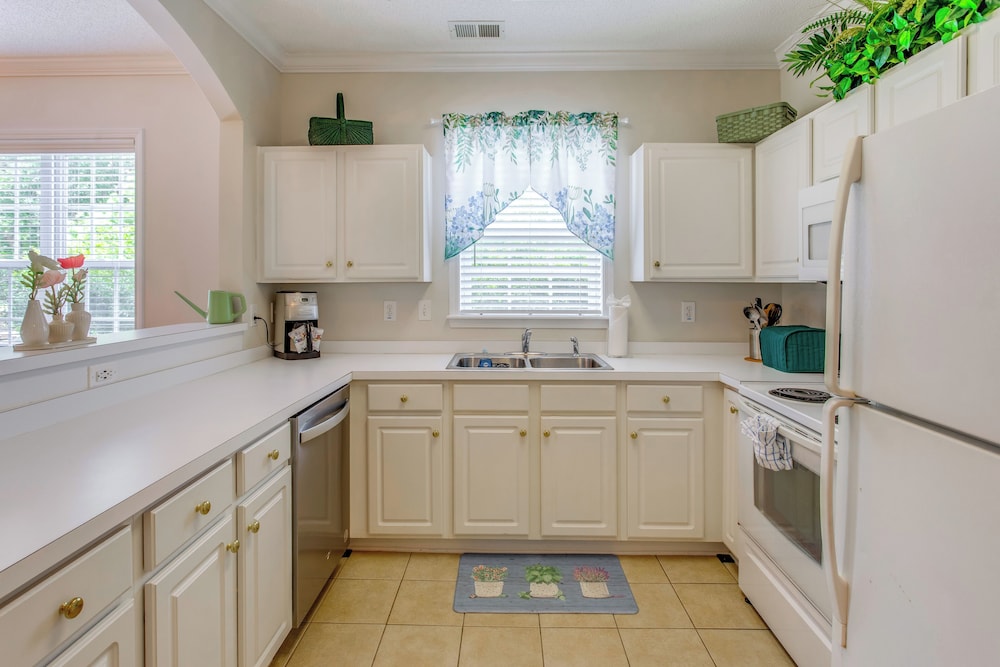 Condo w/ Golf Course View in Barefoot Resort!