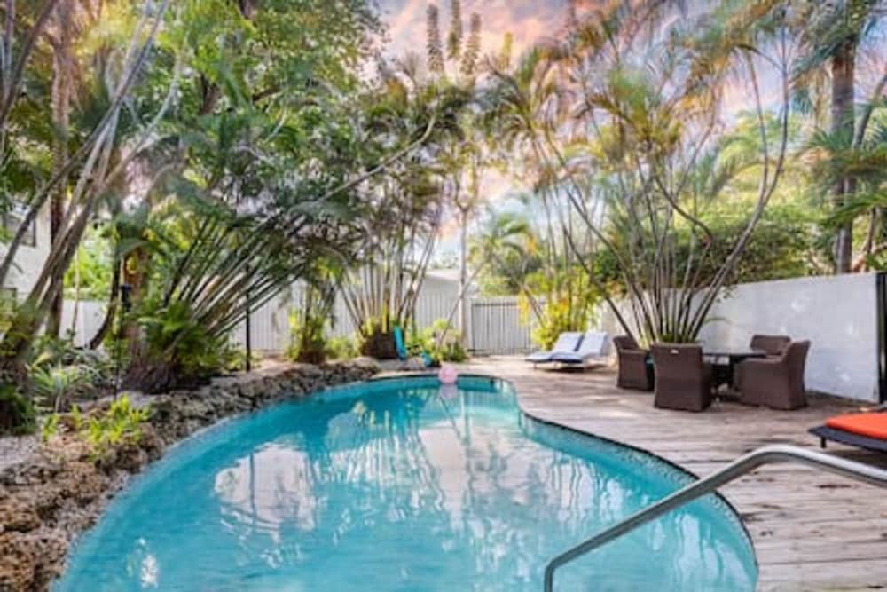Pool Parking 2 Bedroom Retreat Sleeps 5
