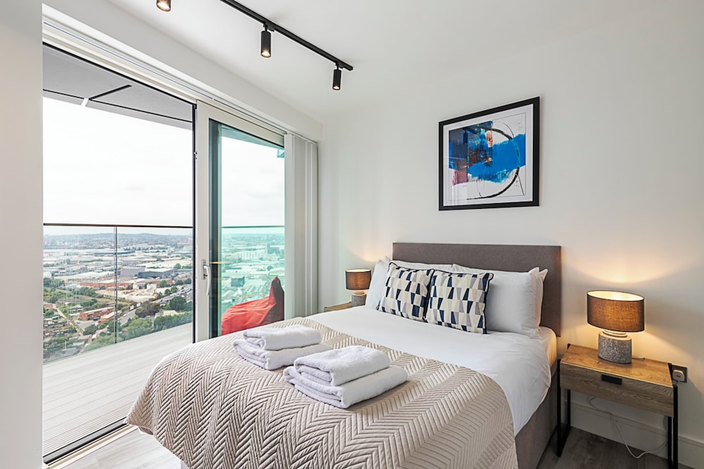 Two Bedroom Luxury Retreat At North Acton, London view 4