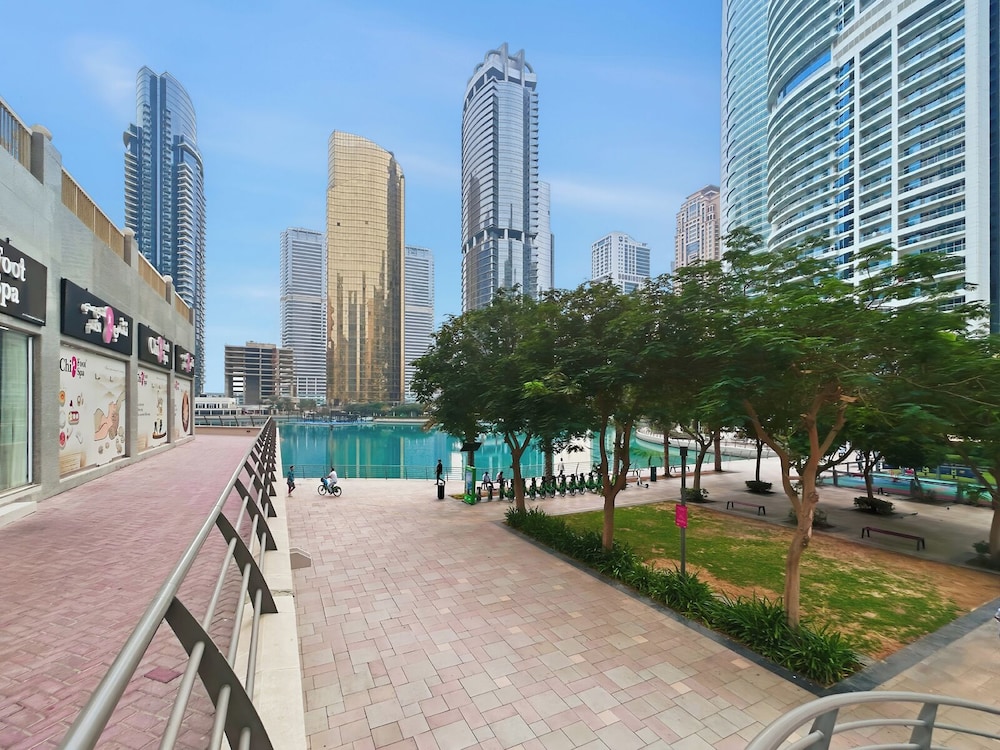 1BR by the Lake Near DMCC Metro Station