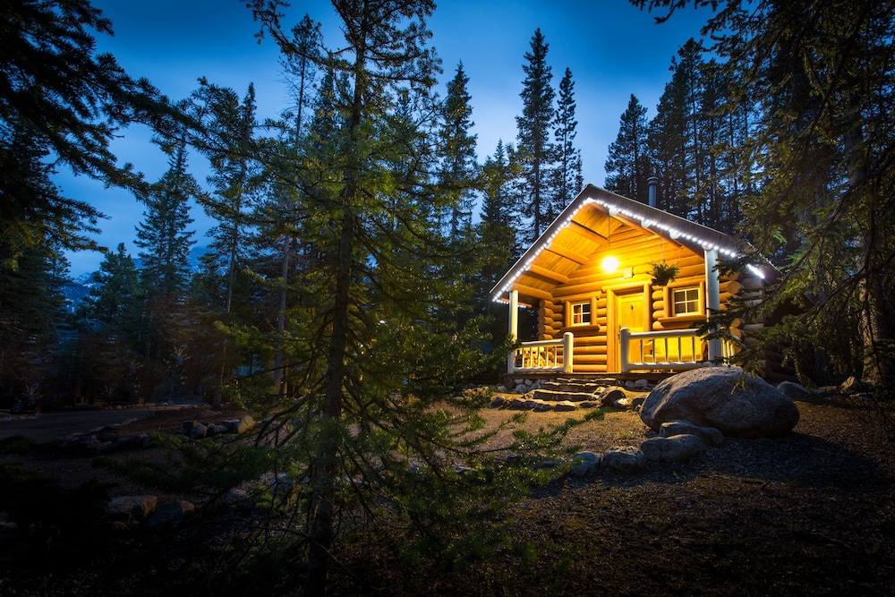 Storm Mountain Lodge Cabins & Dining