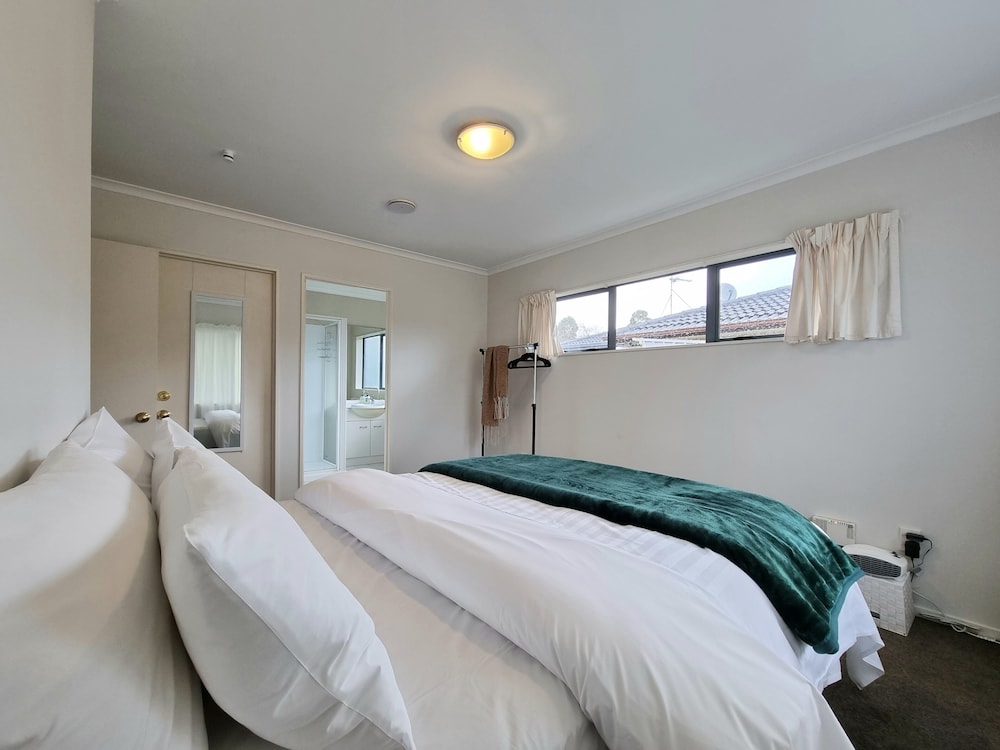 Beautiful 3BR House - WiFi - Car park view 2