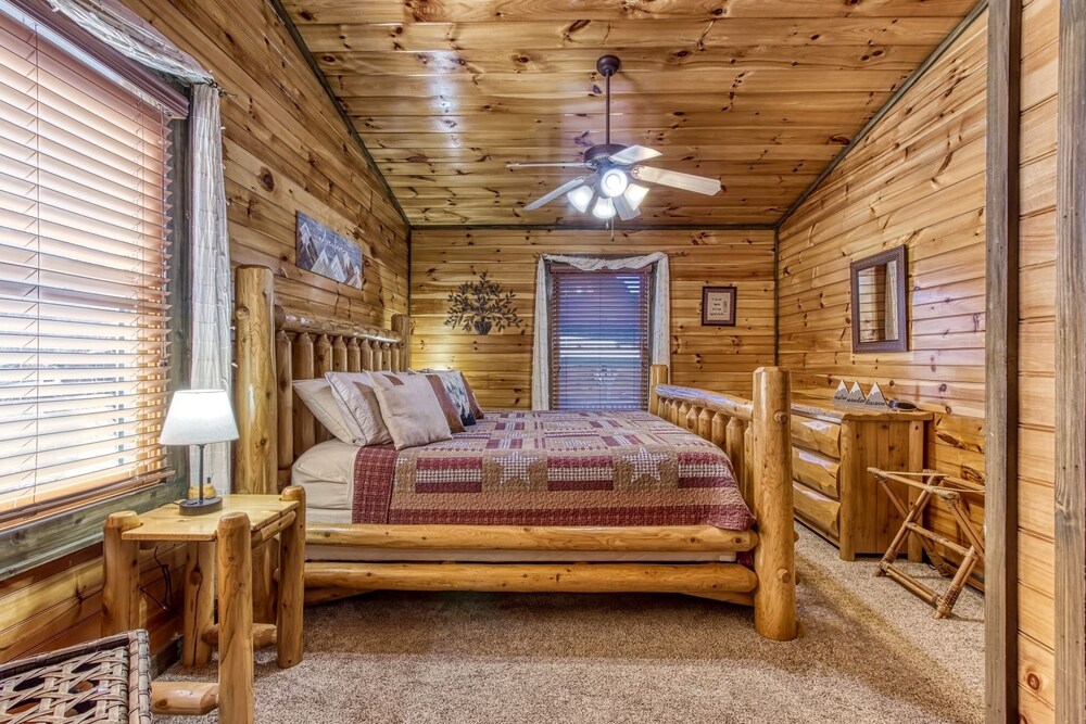 Gatlinburg Enchantment - 3br - 3ba Sleeps 10! 3 Bedroom Cabin view 2