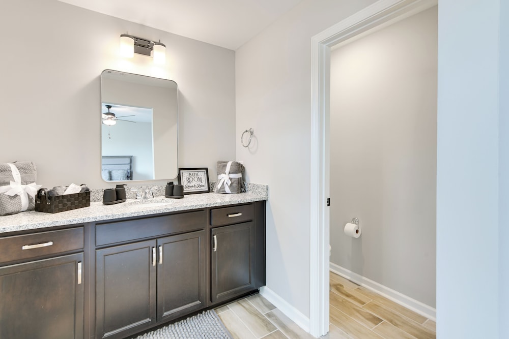 5 Mi to Auburn University: Sleek Townhome w/ Patio