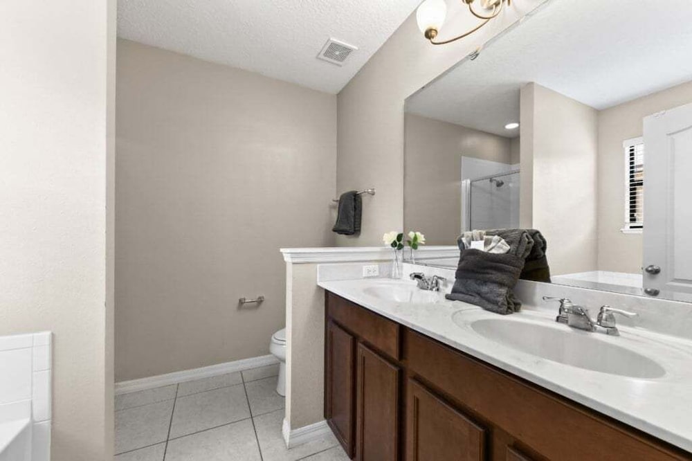Spacious 6br Villa W/ Private Pool near Disney 6 Bedroom Villa