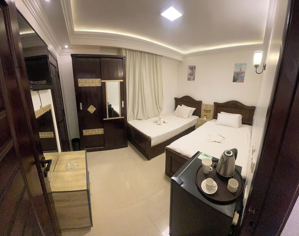 Pearl pyramids Inn