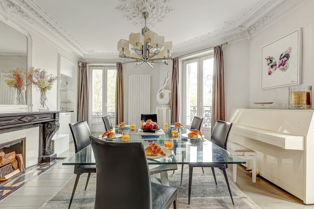 Elegant 3BR Arc de Triomphe