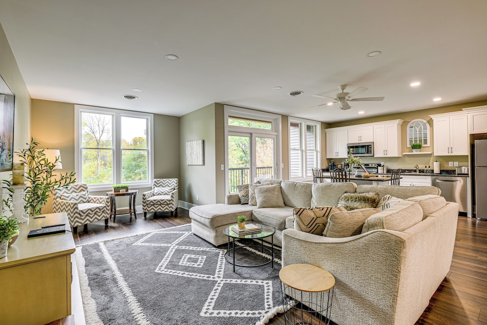 Luxurious 'litfin Loft' - Walk to Main St Akron